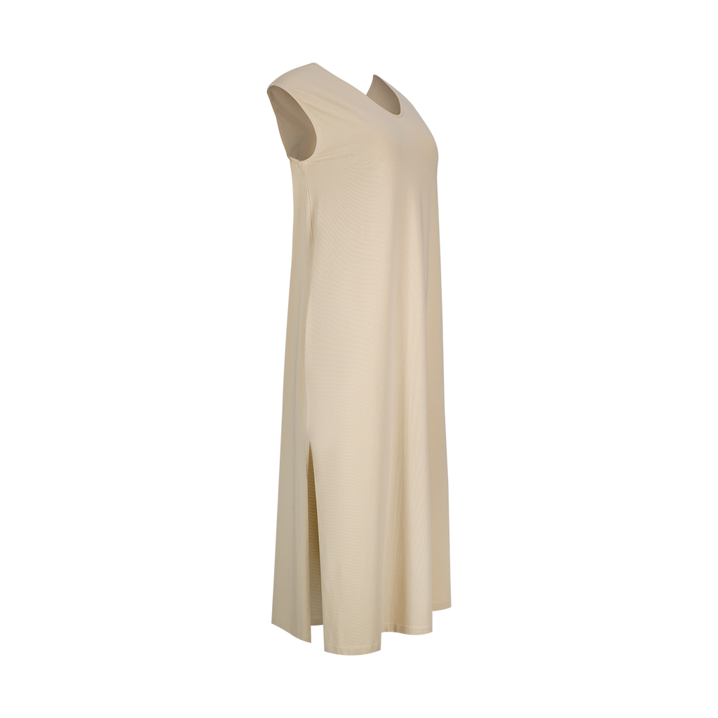 Long sleeveless dress with a V-neck