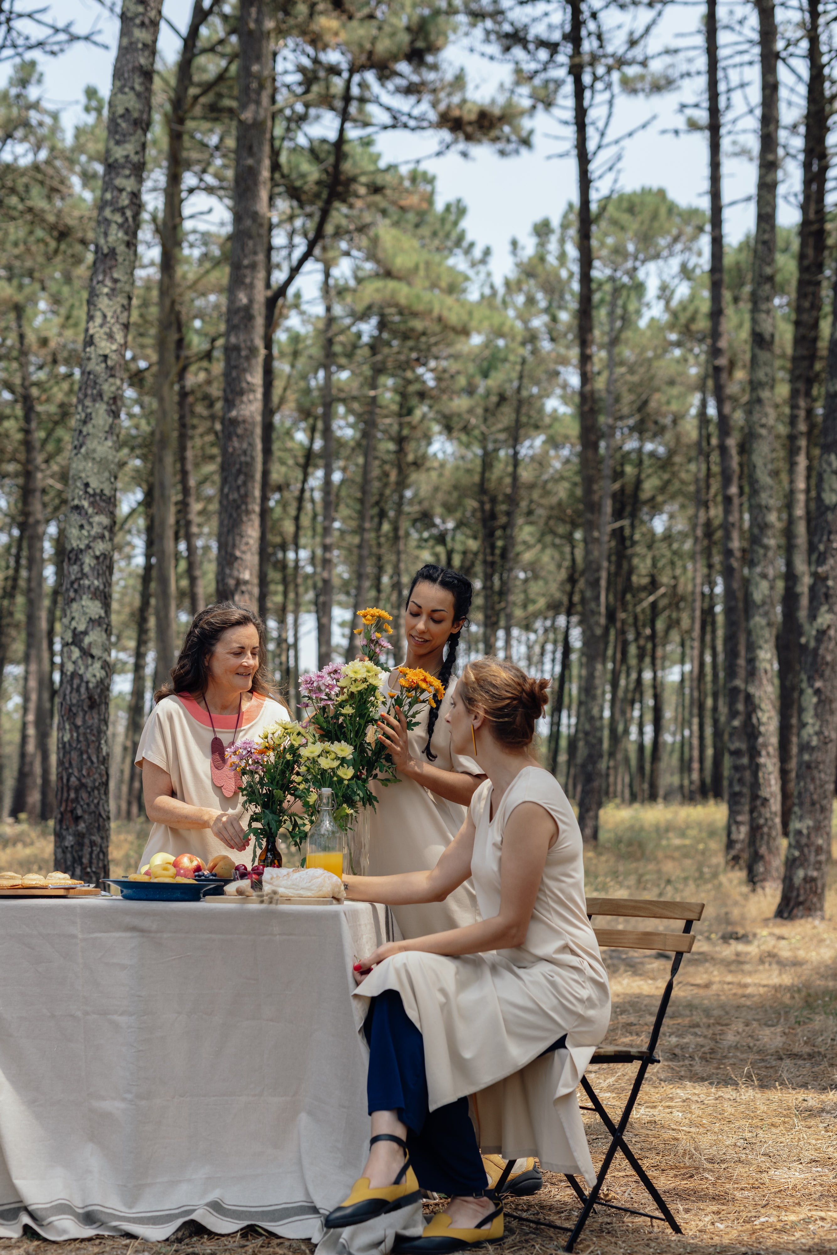 Long sleeveless dress with a V-neck